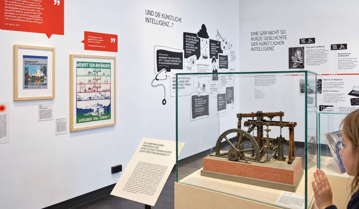 Künstliche Intelligenz 13 KI 18 Vitrine Webstuhl