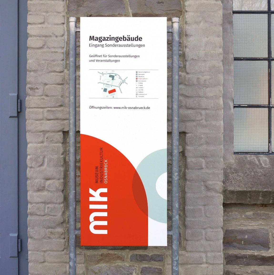 Markenrelaunch MIK 12 MIK Branding 05 Schild Magazingebaeude